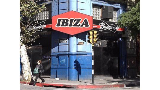 Dos policías a prisión por amenazas y daños en puerta de boliche