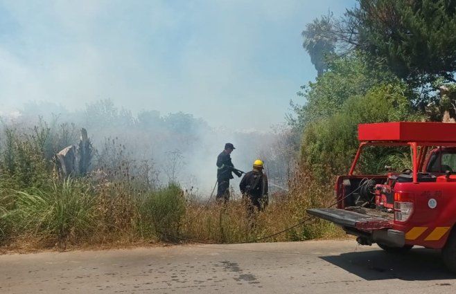 Foto: Beatriz Martínez, Subrayado. Incendio sobre camino Los Aromos, en Canelones.