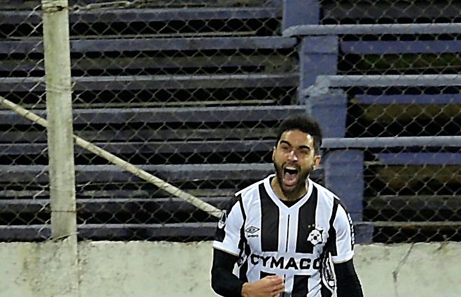 Pastorini, un polifuncional de la delantera.&nbsp; Defendió a Wanderers en Copa Sudamericana. Aquí festeja un tanto ante Cerro.&nbsp;