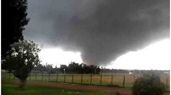 tornado causo al menos cuatro muertos y millonarios destrozos