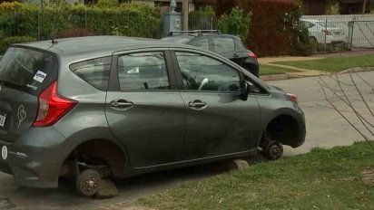 policia busca delincuentes que robaron cuatro ruedas de un auto en 10 minutos