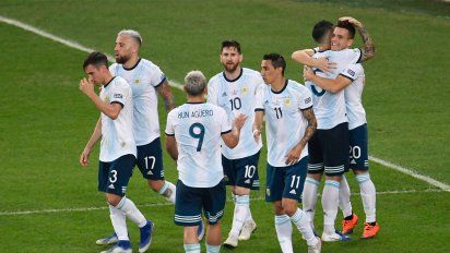 messi y medel fueron expulsados por empujarse tras un choque en el minuto 38