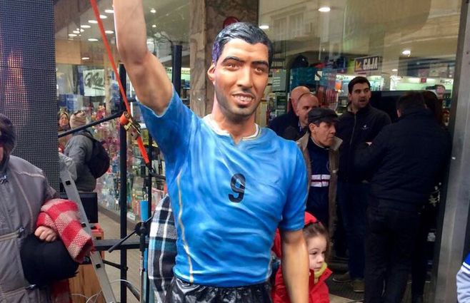 La estatua a Luis Suárez fue instalada en el centro salteño en 2016.