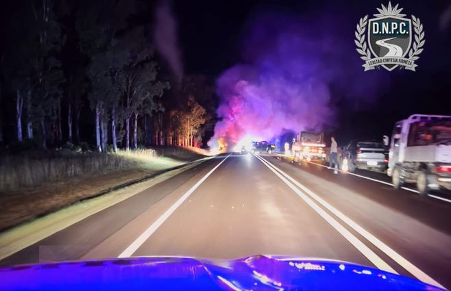 Foto: Policía Caminera. Incendio de ómnibus en ruta 5, Tacuarembó.