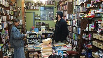 una libreria que nacio de un proyecto familiar, con muebles usados y una biblioteca personal, cierra sus puertas