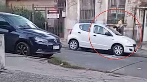 ¡Nadie puede estacionar frente a mi casa!: vecinos denuncian a una mujer por romper autos en Jacinto Vera