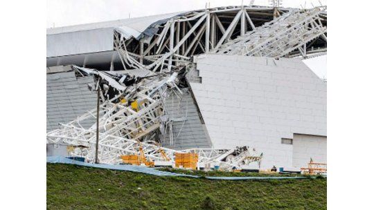 Varios muertos por derrumbe en estadio mundialista de Brasil