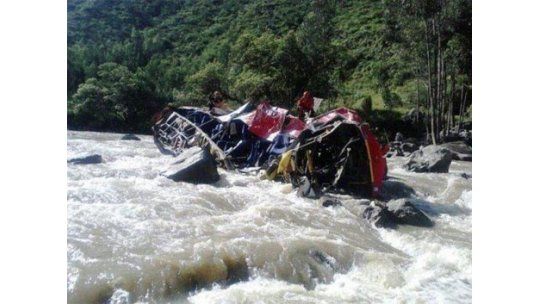 Ómnibus cayó por un precipicio de 200 metros en Perú; 33 muertos