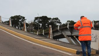 intendencia de maldonado inhabilito e inspecciona uno de los puentes de la barra por danos