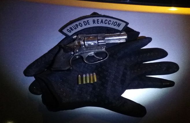 Foto: Ministerio del Interior. Una de las armas incautadas durante el procedimiento. 