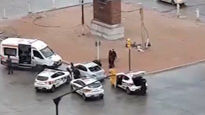 un conductor que era perseguido por la policia fallecio de un disparo; dos efectivos estan detenidos