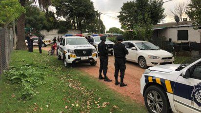 un delincuente se atrinchero en una casa, pero cuando la policia entro ya no estaba