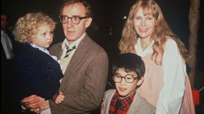 Allen con Dylan en brazos, junto a Mia Farrow y Moses,&nbsp; uno de los hijos adoptivos de la pareja