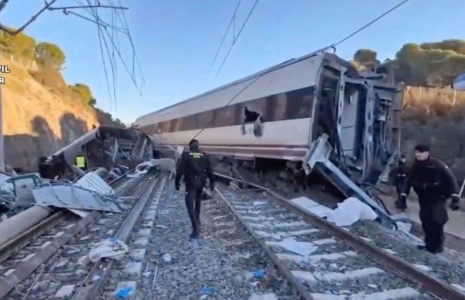 Así quedaron los trenes tras impactar de frente. Foto: Guardia Civil, Ministerio del Interior (AFP).