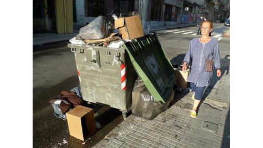 Intendencia sanciona a quienes tiran basura fuera de contenedores