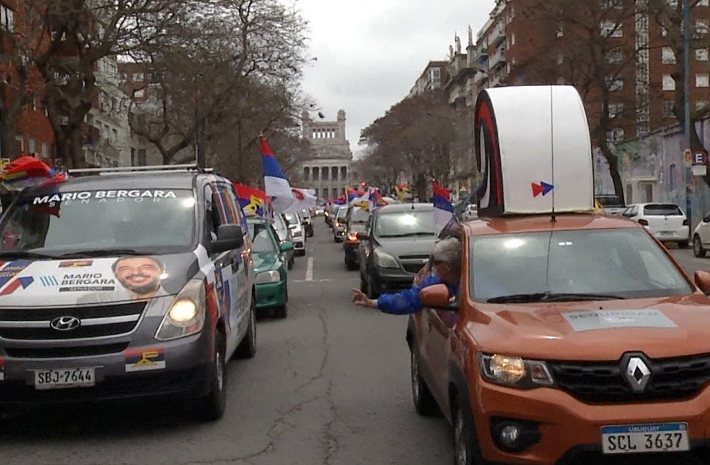 Multitudinaria caravana del Frente Amplio por Montevideo