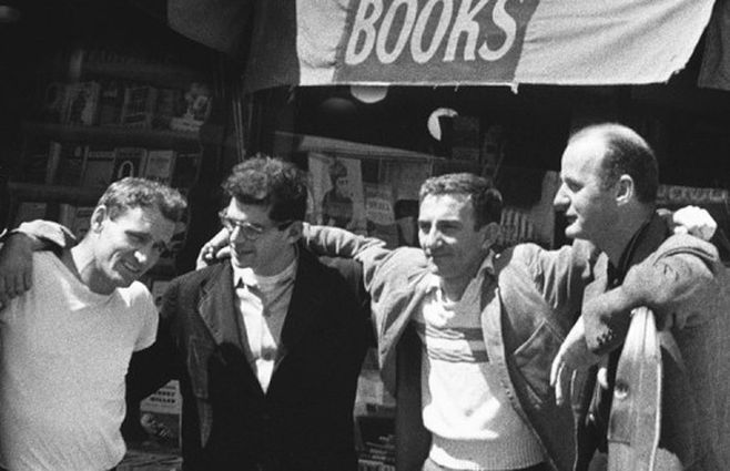 Los beatnik Rob Donnelly, Neal Cassady, Allen Ginsberg, Robert La Vigne, and Lawrence Ferlinghetti frente a la librería, City Lights, 1956