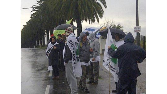 Funcionarios de Salud marchan en Ruta 11 y enlentecen tránsito