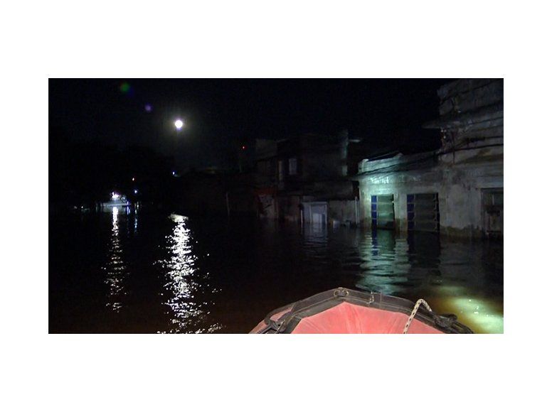Salto: afectados por inundaciones se turnan para vigilar viviendas