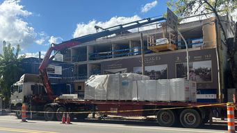 accidente laboral en el prado: un trabajador esta grave tras caer de un camion y golpearse la cabeza