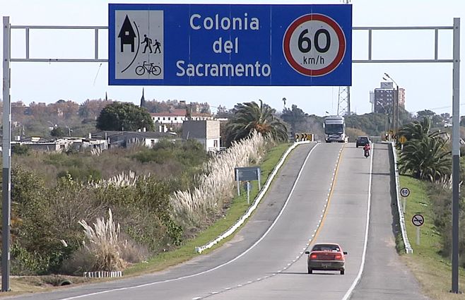 colonia-del-sacramento-ciudad-cartel-acceso