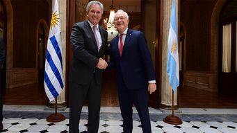 lubetkin se reunio con quirno: canciller argentino aseguro que su gobierno no se opondra a la planta de hidrogeno verde