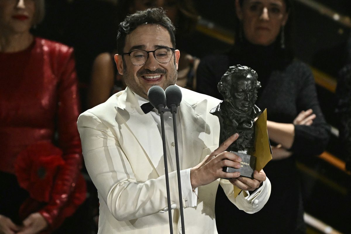 El director de cine español Juan Antonio Bayona recibe el premio a la Mejor Película.&nbsp;