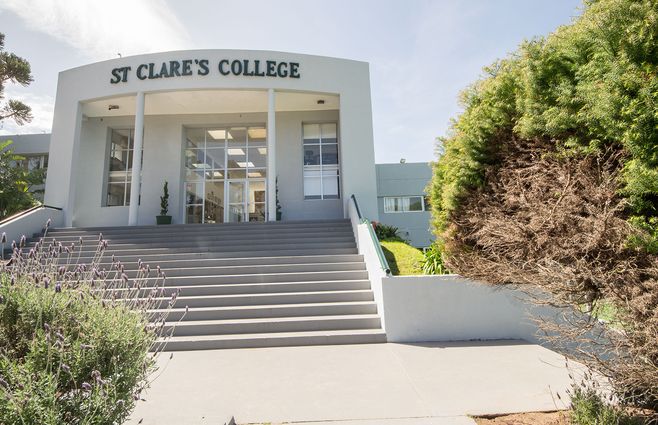 St. Clare`s College está ubicado en calle California y Los Médanos en el barrio San Rafael.