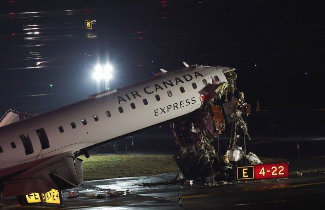 Así quedó el avión tras chocar de frente contra el camión de bomberos. Foto: AFP