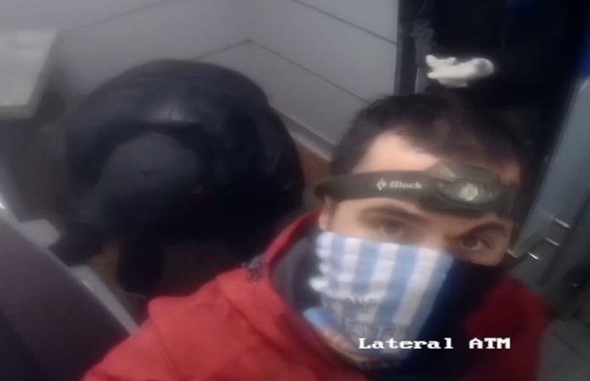 Los ladrones registrados por la cámara del cajero automático