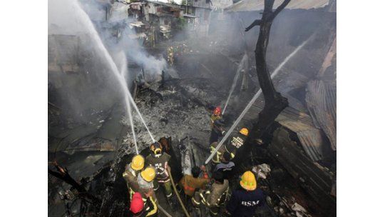 Filipinas: avión se estrella contra colegio y provoca 13 muertes