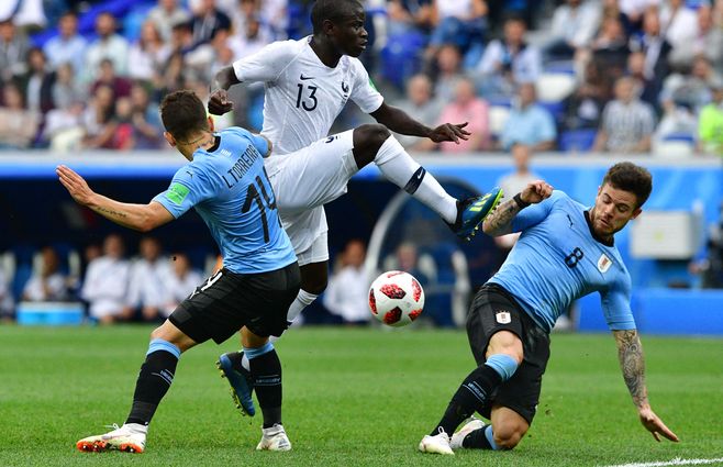 Torreira y Nández rodean a Kanté en el Mundial de Rusia 2018
