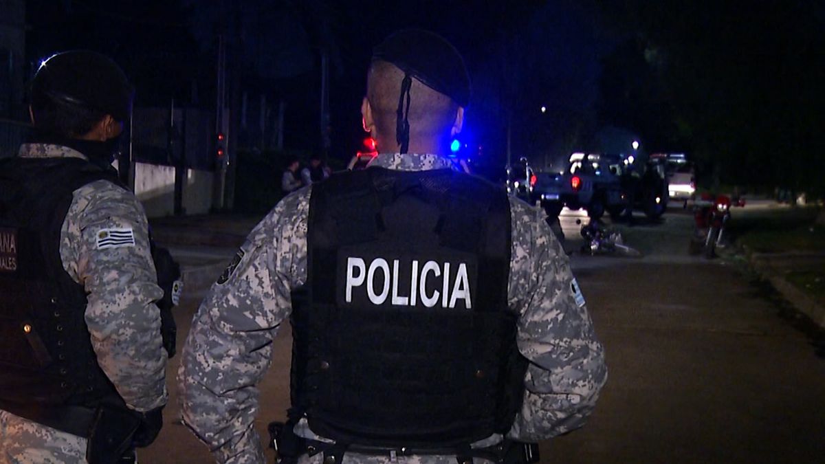 Un policía arrestó a dos adolescentes de 14 años que lo quisieron rapiñar mientras iba en moto