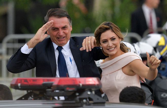 Bolsonaro-con-su-esposa-AFP.jpg