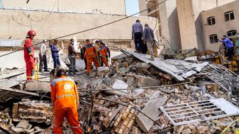 Rescatistas de Irán buscan sobrevivientes tras ataque de Israel este sábado en Teherán. Foto: AFP