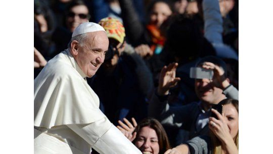 Franciso celebró San Valentín con miles de parejas en el Vaticano