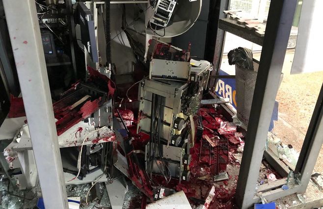 Así quedó el cajero automático en Malvín. La tinta roja deja los billetes inhabilitados