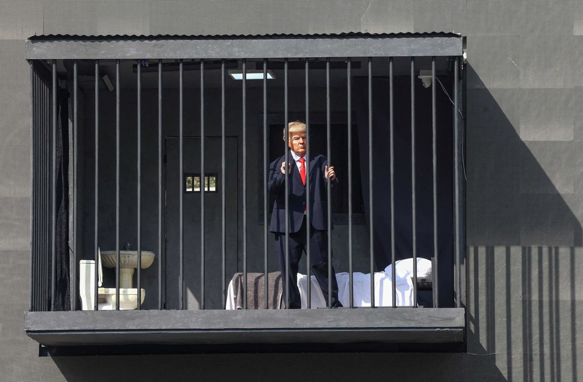 Un falso Donald Trump está tras las rejas en una plaza de Teherán: el porqué del reclamo