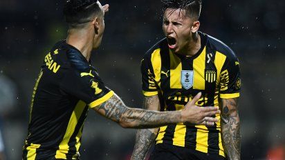 Brian Rodríguez celebra un gol junto a Lolo Estoyanoff. El jugador muestra técnica en velocidad pero también un temperamento acorde a la alta competencia. Milan de Italia ya lo quiere.&nbsp;