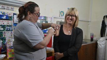 comenzo este lunes la campana de vacunacion contra la gripe: gratis y en todo el pais