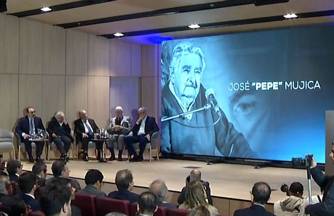 Mujica-homenaje-en-la-CAF