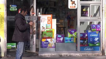 robo pirana a una farmacia: llegaron en moto, rompieron la puerta de vidrio y se llevaron varios perfumes