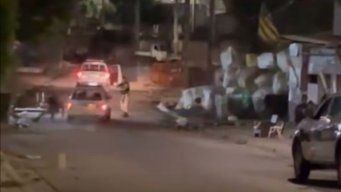 Video: atropellaron a un policía durante un operativo en Malvín Norte y escaparon del lugar. Foto: captura de pantalla del video-