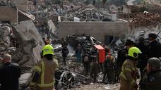 Rescatistas trabajan en zona de ataques iraníes en Israel. Foto: AFP Rescatistas trabajan en zona de ataques iraníes en Israel. Foto: AFP