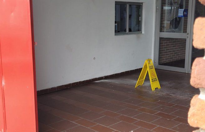 Foto: Subrayado. Impacto de bala dentro del colegio.