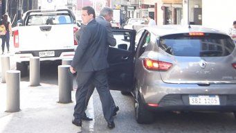 Foto: FocoUy. Así se retiró Salgado este lunes por una puerta lateral de la Fiscalía.