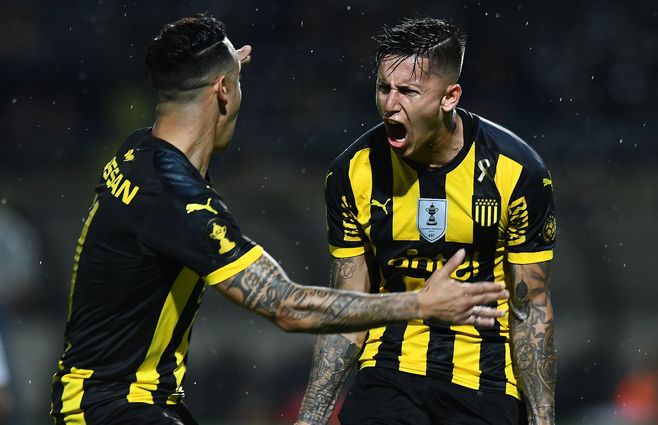 Brian Rodríguez celebra un gol junto a Lolo Estoyanoff. El jugador muestra técnica en velocidad pero también un temperamento acorde a la alta competencia. Milan de Italia ya lo quiere.&nbsp;