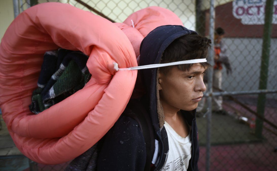 Exhaustos pero determinados siguen el camino. Vamos hechos polvo pero vamos, dicen