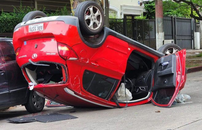 Foto cedida a Subrayado. Choque y vuelco en Pocitos.