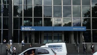 intentaron estafar a una anciana de 98 anos con el cuento del tio; una mujer fue detenida frente al banco